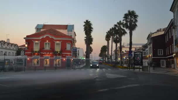 Día a noche santo grial lapso de tiempo de entrada al centro histórico de la ciudad de Cascais, Portugal en la noche de verano ocupada — Vídeos de Stock