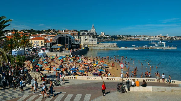 Yaz aylarında kalabalık kumlu plaj Lizbon yakınındaki Cascais içinde. Bu plaj Praia da Ribeira bilinir — Stok fotoğraf