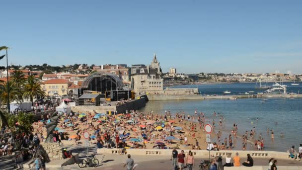 Spiaggia di sabbia affollata a Cascais vicino a Lisbona, Portogallo durante l'estate. Questa spiaggia è conosciuta come Praia da Ribeira — Video Stock