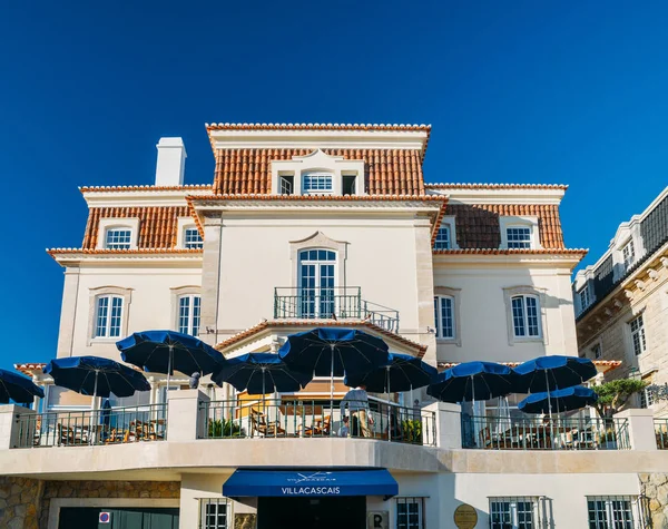 Entrada principal del Palacio de Seixas en Cascais, Portugal con cielo azul — Foto de Stock