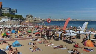 Zaman atlamalı Cascais Lizbon yakınındaki kalabalık kumlu plaj yaz aylarında. Bu plaj Praia da Conceicao bilinir