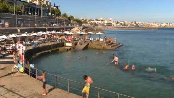 Caducidad de las familias que se refrescan en Oceanic Pool Alberto Romano en Cascais, Portugal — Vídeos de Stock