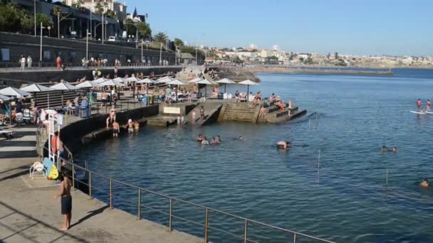 Famílias refrescam-se na Piscina Oceânica Alberto Romano em Cascais, Portugal — Vídeo de Stock