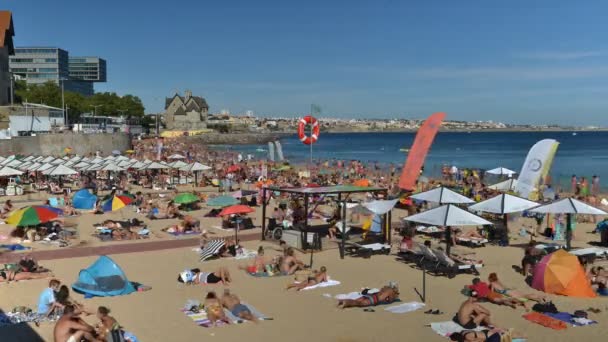 夏の間にカスカイス、ポルトガルのリスボン付近で混雑したビーチの時間が経過。このビーチ、プライア ・ ダ ・ コンセイソンとして知られています。 — ストック動画