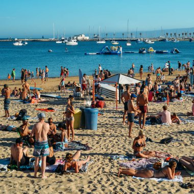 Yaz boyunca Lizbon, Portekiz yakınlarındaki Cascais 'de kalabalık kumlu plajlar vardı. Bu sahil Praia da Conceicao olarak bilinir.