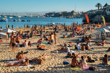 Yaz boyunca Lizbon, Portekiz yakınlarındaki Cascais 'de kalabalık kumlu plajlar vardı. Bu sahil Praia da Conceicao olarak bilinir.