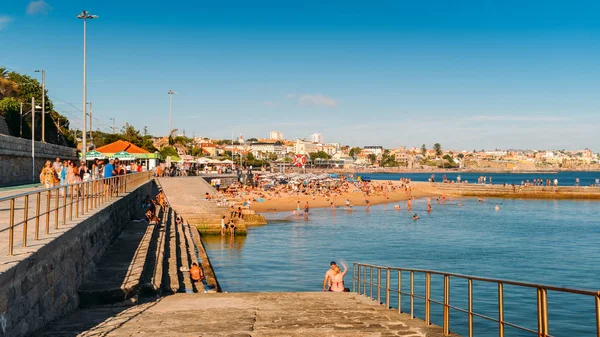 夏季, 葡萄牙里斯本附近的卡斯卡伊斯挤满了沙滩。这个海滩被称为 Moitas — 图库照片