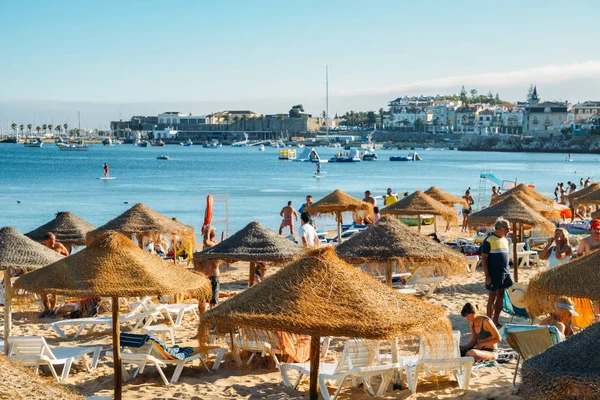Натовп піщаний пляж в Каскаїс поблизу Лісабона, Португалія протягом літа. Цей пляж відомий як Praia da Conceicao. — стокове фото