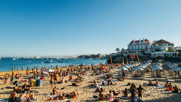 夏天在葡萄牙里斯本附近的卡斯凯斯拥挤的沙滩上。这个海滩被称为Praia da Conceicao — 图库照片