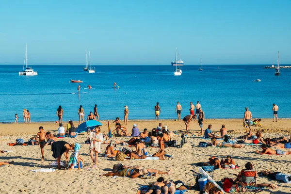 Натовп піщаний пляж в Каскаїс поблизу Лісабона, Португалія протягом літа. Цей пляж відомий як Praia da Conceicao. — стокове фото