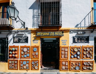Hediyelik eşya dükkanı Hediyelik eşya satan turistik dükkanlar yakın: Endülüs - Catedral, Cordoba, Endülüs, İspanya