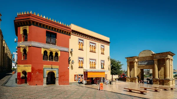 Traditionele architectuur van de Analucian met de triomfboog, Cordoba, Andalusië, Spanje — Stockfoto