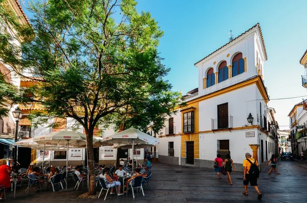 보행자 거리와 코르도바, 안달루시아, 스페인-유네스코 세계 유산 사이트의 유대인 지구 중심부에 테라스 — 스톡 사진