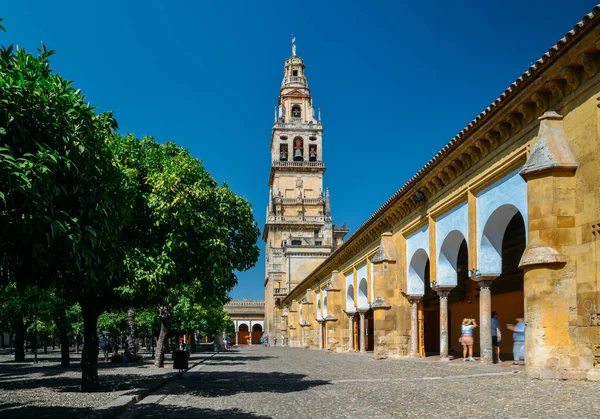 Patio De Los Naranjos op de kathedraal La Mezquita in Cordoba, Spanje - Unesco werelderfgoed — Stockfoto