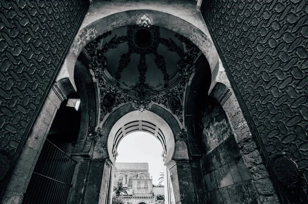 Amplia entrada angular a la Catedral de La Mezquita Belltower en Córdoba, España - Patrimonio de la Humanidad por la UNESCO —  Fotos de Stock