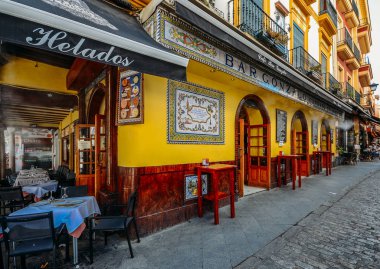 Cephe geleneksel renkli tapas bar Sevilla tarihi merkezinde