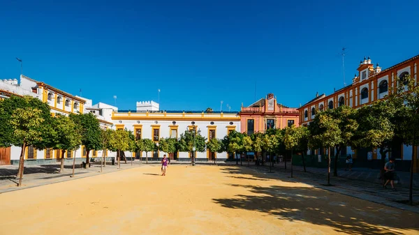 Toeristen op vlaggen binnenplaats, Patio de Banderas en wallen van Koninklijk Paleis van Sevilla, Andalusië, Spanje - Unesco World Heritage Site — Stockfoto