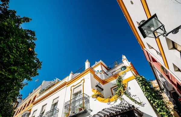 Ultra brede hoekmening van typische Andalusische architectuur in Sevilla, Spanje — Stockfoto