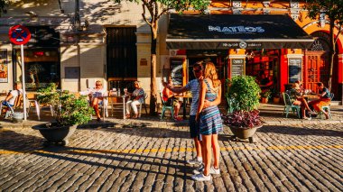 Bir selfie bir Arnavut kaldırımlı Sevilla tarihi merkezinde Restoran teraslı cadde üzerinde çift yakalar