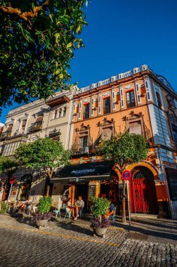 Arnavut kaldırımlı Sevilla tarihi merkezinde Restoran teraslı sokak