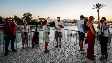 Seville son görünümü tur turist Sevilles sembolik siteleri görüntüleyebilir ve onların geçmiş farklı ve yenilikçi bir şekilde öğrenmek için Augmented Reality teknolojisini kullanarak