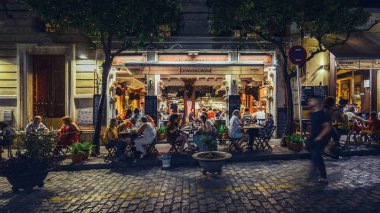 Meşgul bar ve restoran Calle Mateos Gago yerli halk ve turistler de Sevilla tarihi merkezinde geç saatlere için İspanyol tarzı tapas hizmet üzerinde