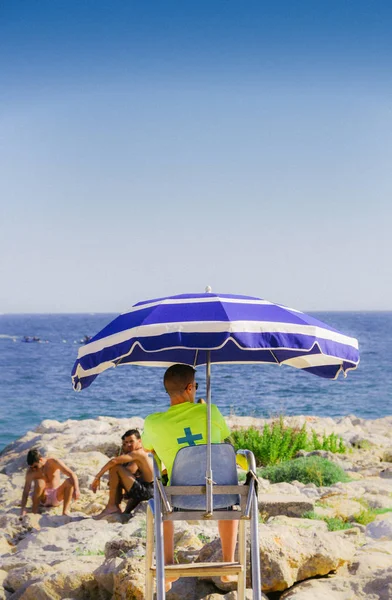 Un socorrista vigila a los nadadores en la playa mediterránea de Juan les Pins —  Fotos de Stock