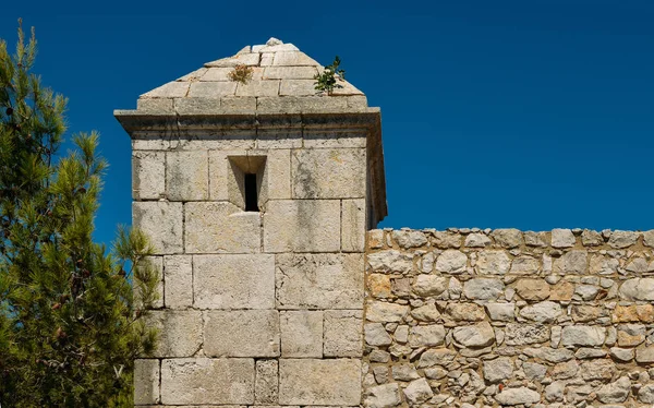 Ancienne forteresse rocheuse surplombant l'océan Atlantique à Sesimbra, Portugal — Photo