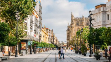 Yayalar Anayasa Avenue arka planda ikonik Seville Katedrali ile