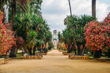 Christopher Columbus arasında bir aslan üstte iki beyaz sütun Santa Maria caravel oluşan Anıtı. Columbus toprağa verdim Seville Katedrali içinde yapıldı.