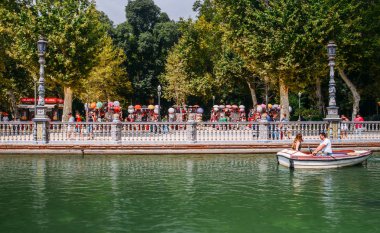 Kanaldaki İspanyolca kare, Plaza de Espana Hediyelik eşya ile bir tekne turist float stand arka planda