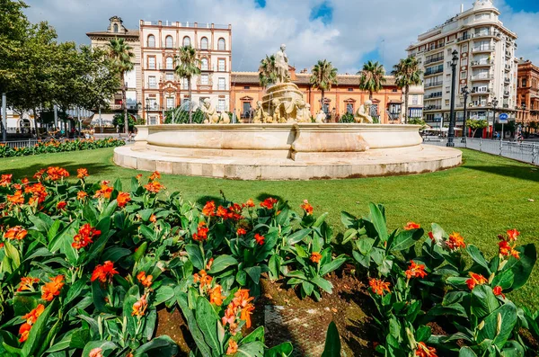 Fuente de Hispalis con ninfas del mar nereidas, Fuente Hispalis, en Puerta de Jerez —  Fotos de Stock