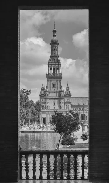 Fekete-fehér keret, a Plaza de Espana, Sevilla, Spanyolország — Stock Fotó