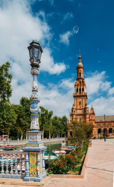 Mavi ve beyaz seramik azulejo fayans Barok kumtaşı tower Plaza de Espana Seville, İspanya adlı biriyle yan yana