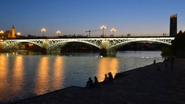 Zaman atlamalı Puente de Triana veya Triana Köprüsü Seville, Endülüs, İspanya
