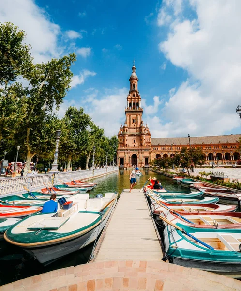 Boten en toeristen aan de gracht in Spanje vierkant of Plaza de Espana, Sevilla, Andalusië — Stockfoto
