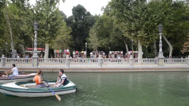 스페인 광장, 플라자 드 스파 나 기념품으로 운하에 보트에 관광객 float 배경에서 서 — 비디오