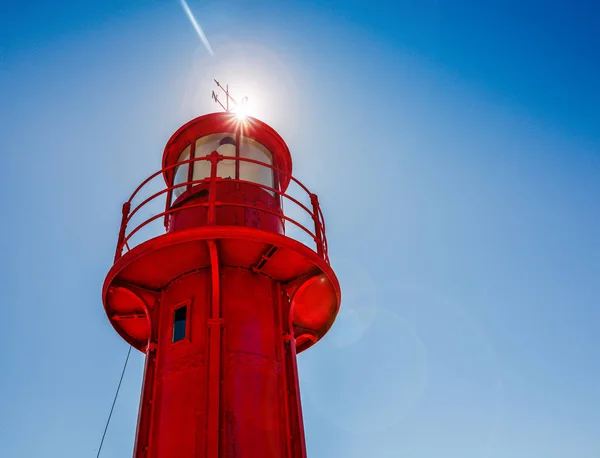 Leuchtend roter Leuchtturm in sesimbra, Portugal — Stockfoto