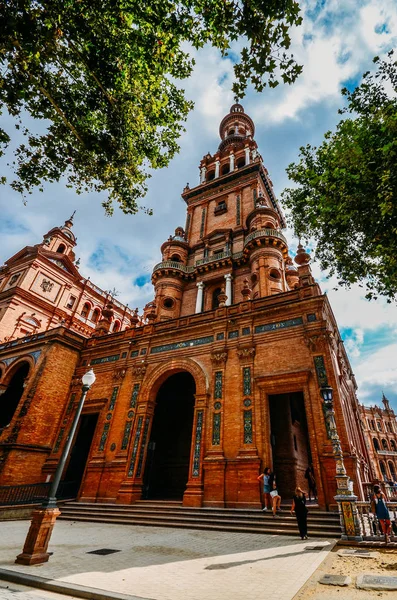 Plaza de España, Plaza de España, se encuentra en el Parque Público María Luisa, en Sevilla. Es un ejemplo emblemático del estilo renacentista de la arquitectura española —  Fotos de Stock