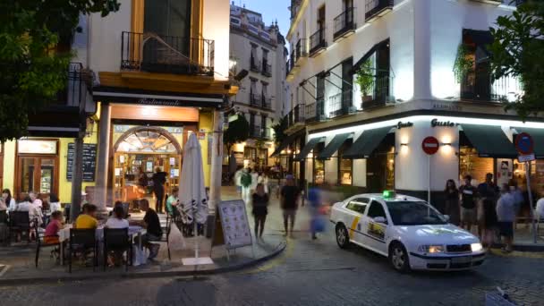 Zeitraffer im historischen Zentrum von Sevilla, wo Einheimische und Touristen bis in die späten Morgenstunden spanische Tapas serviert bekommen. Sevilla ist berühmt für sein lebhaftes Nachtleben — Stockvideo