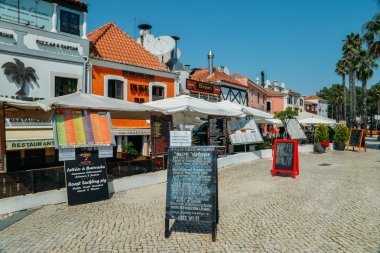 Portekizce ve İngilizce Cascais tarihi merkezi olarak yazılmış menüler ile turistik Restoran