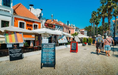 Portekizce ve İngilizce Cascais tarihi merkezi olarak yazılmış menüler ile turistik Restoran
