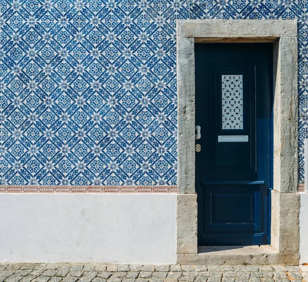 Blauwe Portugese stijl azulejo tegels en deur, gevangen in Cascais, Portugal — Stockfoto