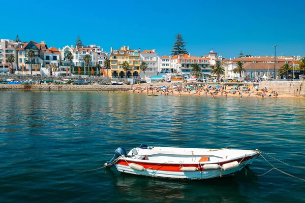 Yaz aylarında balıkçı teknesi ile Lizbon yakınındaki Cascais içinde kalabalık kumlu plaj ön plan üzerinde. Bu plaj Praia da Ribeira bilinir — Stok fotoğraf