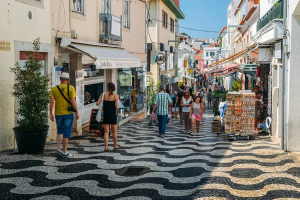 Los peatones en la concurrida Rua Frederico Arouca comercial en el centro histórico de Cascais, Portugal durante un día de verano — Foto de Stock