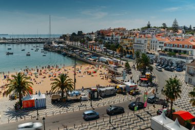 Kalabalık kumlu Praia yüksek noktadan Ribeiro ve tekneler koyunda bir güneşli yaz gün yap. Cascais bir küçük şirin 30 km batısında Lizbon köyüdür