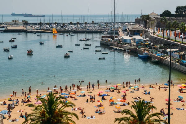 Kalabalık kumlu Praia yüksek noktadan Ribeiro ve tekneler koyunda bir güneşli yaz gün yap. Cascais bir küçük şirin 30 km batısında Lizbon köyüdür — Stok fotoğraf