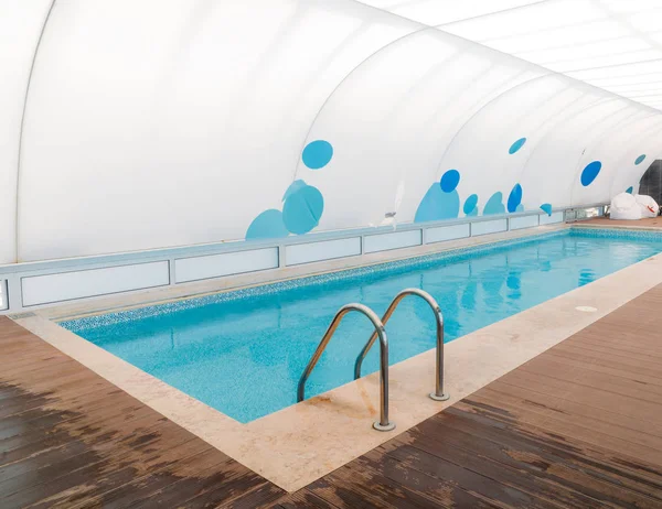 Geniş açılı görünüş bir çatı yüzme havuzu