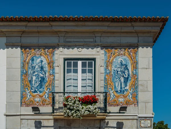 Balcón con azulejos azules de azulejo que representan imágenes religiosas en la fachada del Ayuntamiento de Cascais, un pequeño pueblo situado en el oeste de Lisboa, Portugal — Foto de Stock