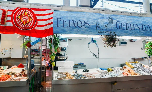 Mercado de Lleo en el centro de Girona es un popular mercado cubierto que ofrece pescado fresco y otros bienes —  Fotos de Stock
